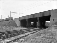 803382 Gezicht op het spoorviaduct bij de Cruquiusweg te Amsterdam, met op de voorgrond de sporen naar de loods van Van ...